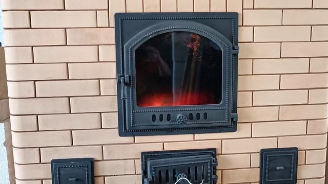 Как правильно чистить термостойкое стекло каминной дверцы от сажи. смотреть онлайн