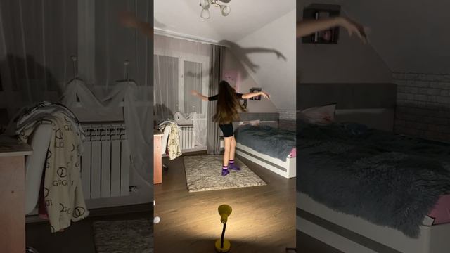 Ахах ну я пыталась, это не вальс,но душа так чувствует😄Ковёр подо мной левитает,что всё усложняет:) смотреть онлайн