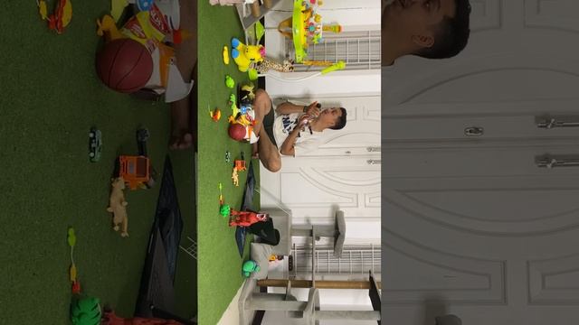 Baby Monkey Dino with Dad and monkey BiBi spending time together before sleep смотреть онлайн
