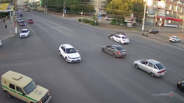 Renault Sandero и Kia Rio столкнулись на перекрестке в Волгограде смотреть онлайн