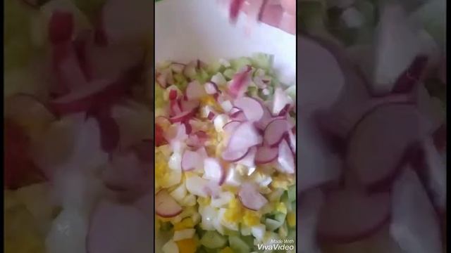 Салат огурцы, редиска, яйцами со сметаной. смотреть онлайн