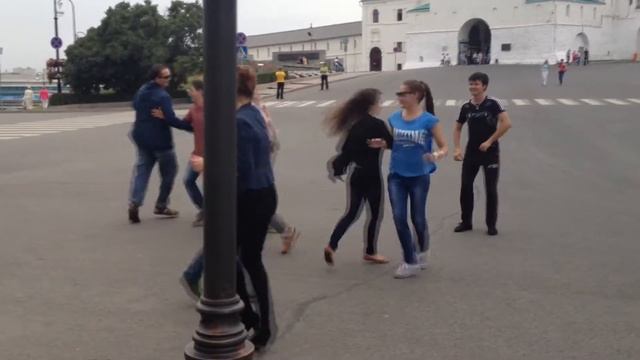 Любимый танец всех ДТМщиков перед Кремлем в г.Казань! смотреть онлайн