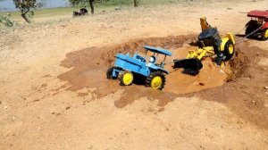 Гонки на тракторах на берегу