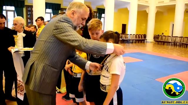 Награждение Кармазиным учеников федерации КУНГФУ Украины КМДА 6.12.2015