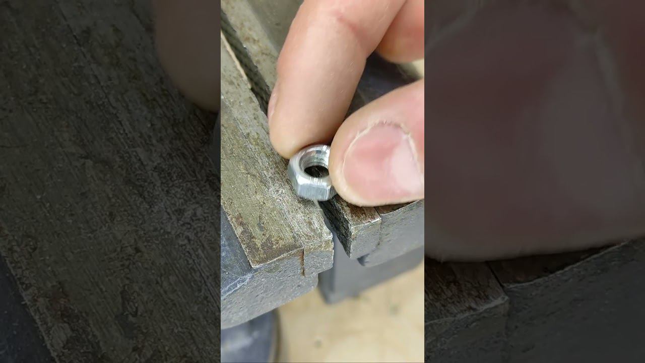 Обязательно запомни эту хитрость! Как легко закрутить саморез, чтобы он не слетал с биты? #shorts смотреть онлайн
