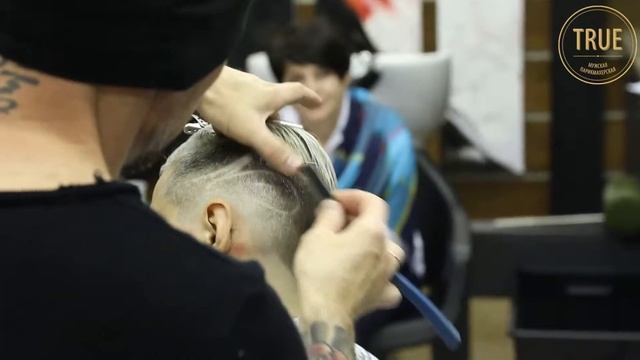 В мужской парикмахерской TRUE мастер-класс Андрея Живаева смотреть онлайн