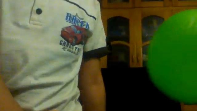 Издаем смешной голос с помощью шарика смотреть онлайн