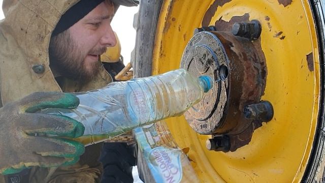 Очередная замена масло в бортовых редукторах смотреть онлайн