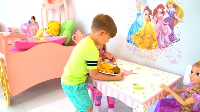 Diana as a Toddler, Roma pretend play a nanny for Diana смотреть онлайн