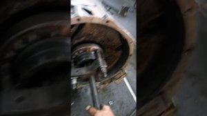 Снятие флланца коленвала ямз 240 к 701 без спецсьемника