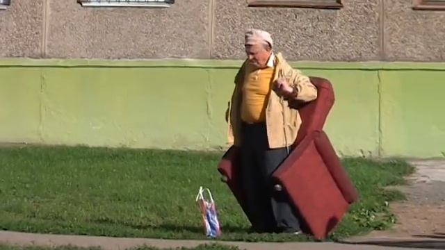 г Уфа ул Рихарда Зорге август 2006 Дядя несёт креслопод музыку Бандэрос Всё реально без монтажа смотреть онлайн
