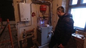 Компактная котельная с напольным котлом и газовой колонкой.