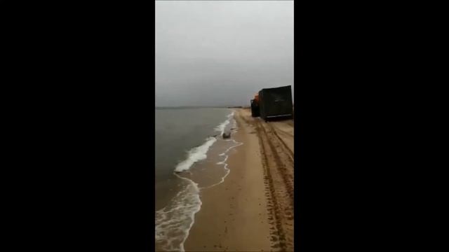 МТЛБ тащит сани по берегу, дороге, и бездорожью. смотреть онлайн