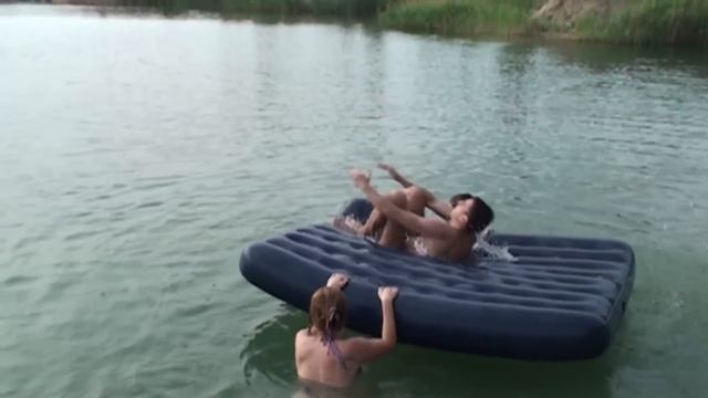Превращаем водный матрац в аттракцион :)) смотреть онлайн