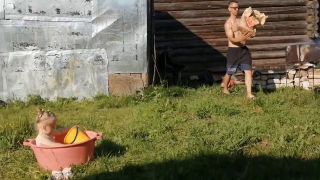 Ребёнок купается.Мангал разжигается.Жизнь в деревне-это кайф смотреть онлайн