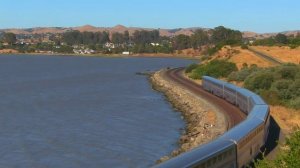 Проезд пассажирских поездов в США Америка. Красивое движение железная дорога в США