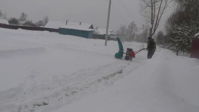 Снегоуборщик СМ-600 г.Чебоксары помогает убирать снег. Небольшой лайфхак для натяжки ремня. смотреть онлайн