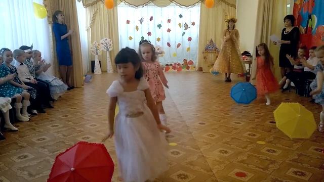 Осенний утренник в детском саду Танец с зонтиками "Кап-кап-кап..." смотреть онлайн