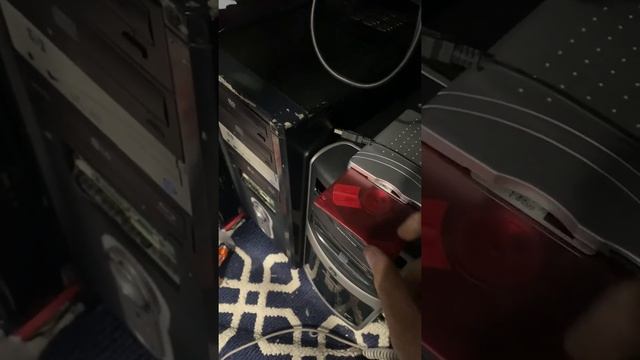 Inserting a floppy disk into a floppy drive смотреть онлайн