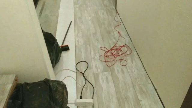 ЛАМИНАТ В ПРИХОЖЕЙ ЗАВОДИМ ПОД ДВЕРНЫЕ КОРОБКИ смотреть онлайн