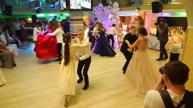 ВЫПУСКНОЙ ШКОЛЬНЫЙ ВАЛЬС ОДЕССА 2020 Undo — Sanna Nielsen смотреть онлайн