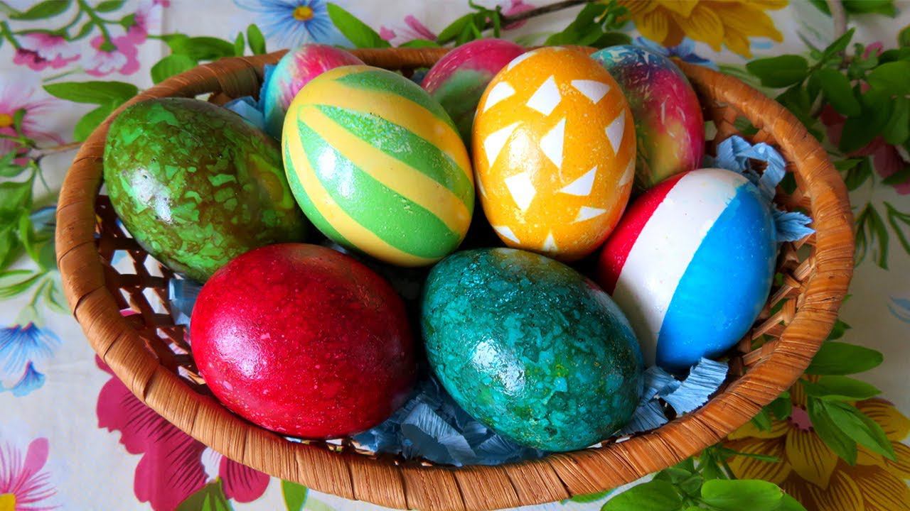 Как ОРИГИНАЛЬНО покрасить яйца на пасху 2021. 5 СПОСОБОВ: мраморные, луковой шелухой, салфетками смотреть онлайн