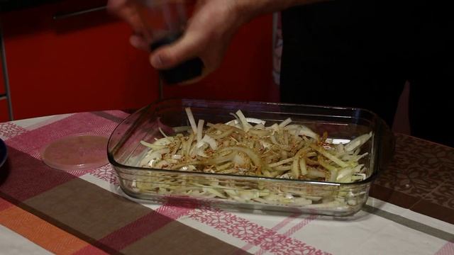 Простой рецепт курицы в духовке на луковой подушке. смотреть онлайн