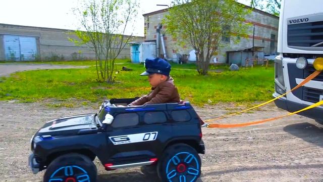 Полицейский Сеня Распаковывает Машинки и Ловит Воришек смотреть онлайн