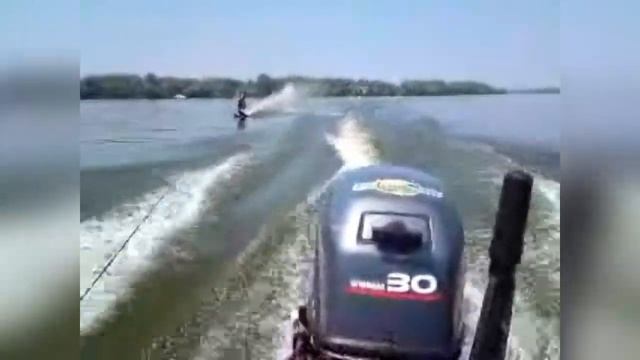 Водные лыжи динамическая видеосъёмка с транца лодки 110813 смотреть онлайн