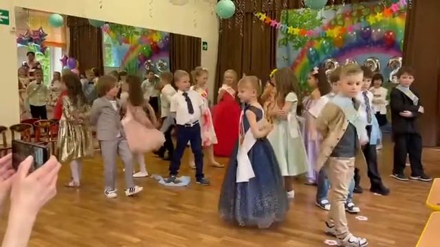 Выпускной 2022 с Георгием поем песню «Просто, мы маленькие звёзды…» смотреть онлайн