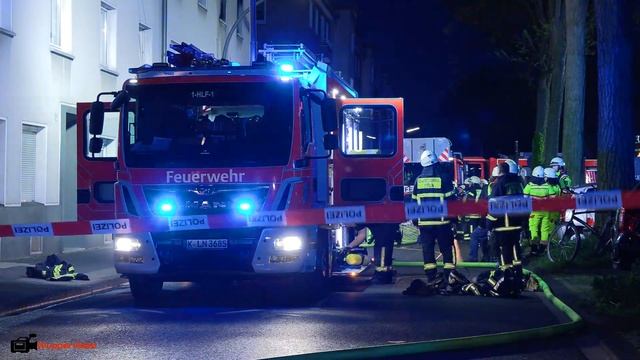 Flammen schlagen aus dem Fenster - Feuerwehr Köln rettet Bewohner aus brennendem Haus [ 03.05.2023 смотреть онлайн
