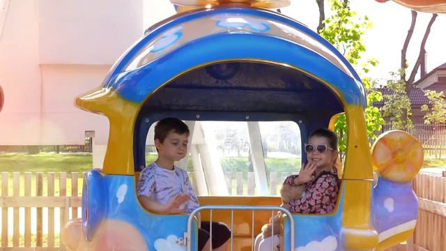 David and Darina with Dad in the amusement park. Fun on the playground. Video for kids смотреть онлайн