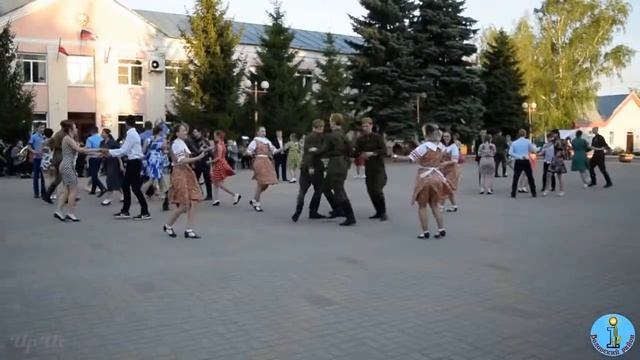 День Победы 2018 в Волово. Пары танцуют под духовой оркестр смотреть онлайн