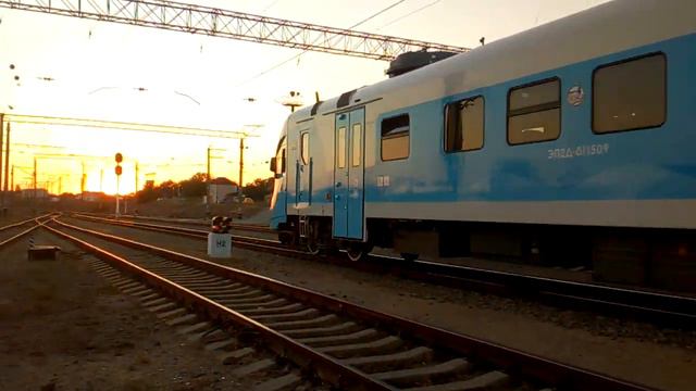 Электропоезд ЭП2Д-0115 на закате солнца! Евпатория-Товарная смотреть онлайн
