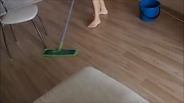 Супер помощница. Как мыть ламинат (пол) без разводов за считанные минуты. смотреть онлайн