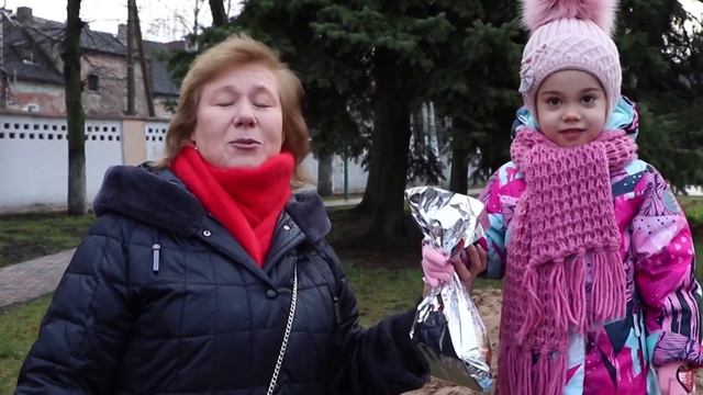 Дед мороз раздал подарки на улице смотреть онлайн