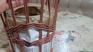 Плетёная корзина для кухни с вышитым рисунком.