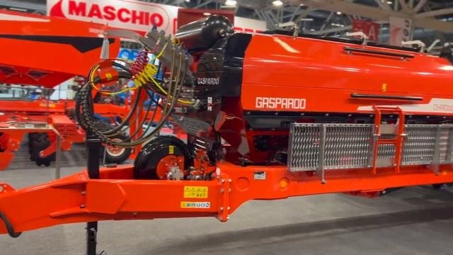 Агро выставка в Италии г.Болонья EIMA Gaspardo CHRONO 800 новейшая пропашная сеялка. смотреть онлайн