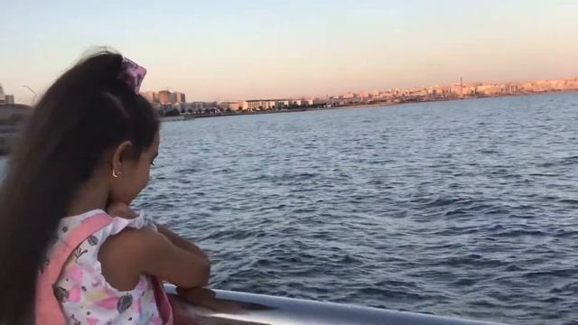 #BAKU ПРОГУЛКА ПО БАКИНСКОМУ БУЛЬВАРУ / AG SEHER BULVARI / КРАСИВ И ДНЕМ И НОЧЬЮ/ Little Denizk смотреть онлайн