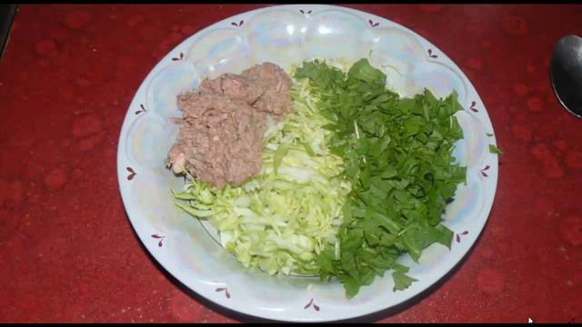 Вкусный салат с молодой капусты. Рецепт с тунцом и сухариками. смотреть онлайн