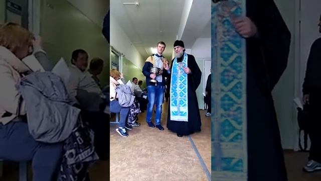 Священник окропил святой водой пациентов в поликлинике смотреть онлайн
