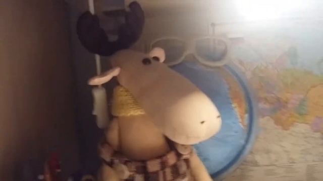 Плюшевый лось Пепино учит Руфика говорить, писать и читать буквы. смотреть онлайн