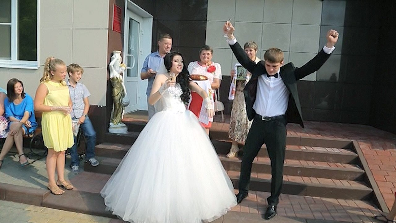 По традиции новобрачных встречают с хлебом солью смотреть онлайн