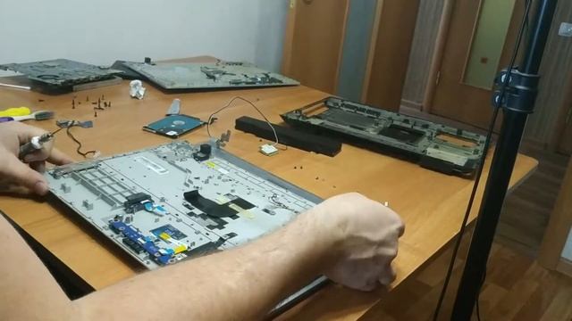 Разбираю Samsung rv511. Замена клавиатуры, матрицы и чистка системы охлаждения смотреть онлайн