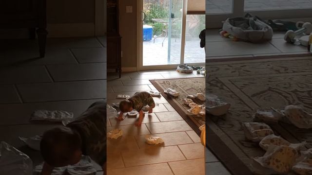 Baby playing in diapers смотреть онлайн