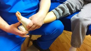 Тейпирование голеностопа эластичным бинтом. Как правильно забинтовать ногу.