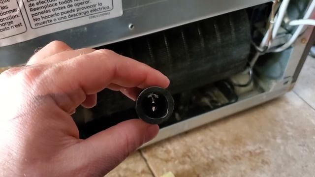 GE Profile refrigerator leaking water, clogged drain tube repair. смотреть онлайн