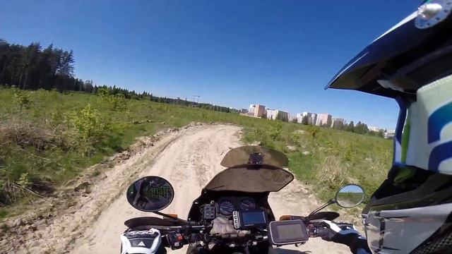 Africa Twin XRV 750 на грунтовой дороге