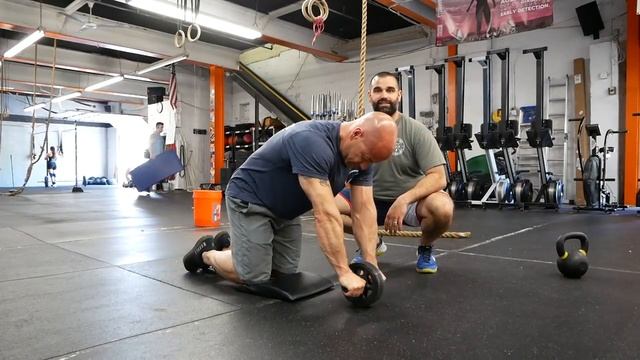 Do the Ab Wheel Rollout [Shoulder Fix] смотреть онлайн