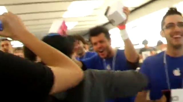 Apple Store Bergamo Inaugurazione - Ingresso Nello Store - OrioCenter смотреть онлайн